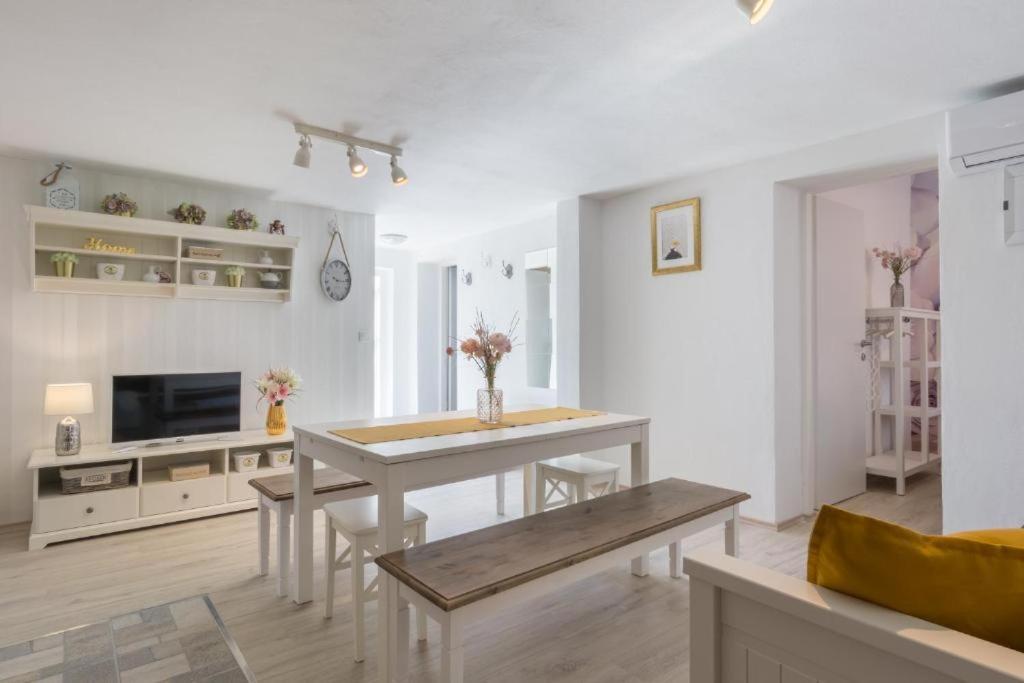 Apartment Tomislav วีร์ ภายนอก รูปภาพ