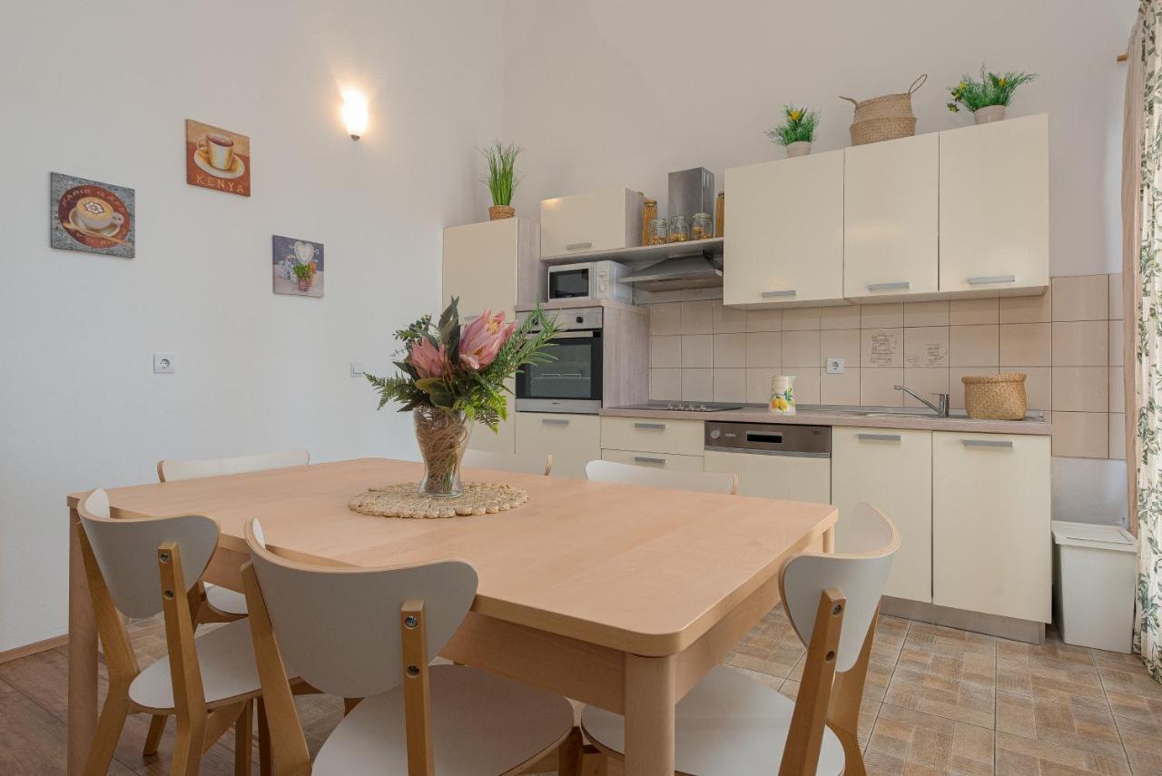 Apartment Tomislav วีร์ ภายนอก รูปภาพ