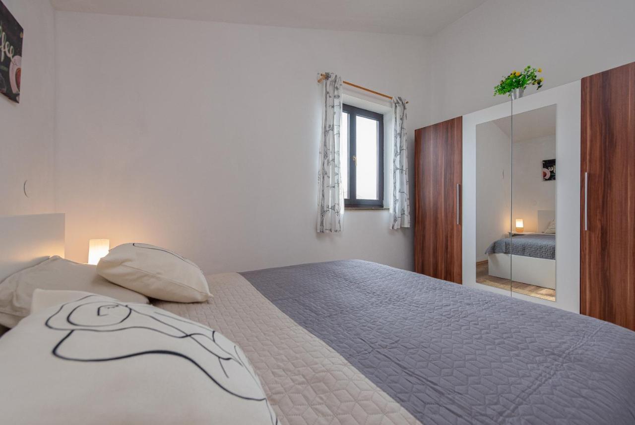 Apartment Tomislav วีร์ ภายนอก รูปภาพ